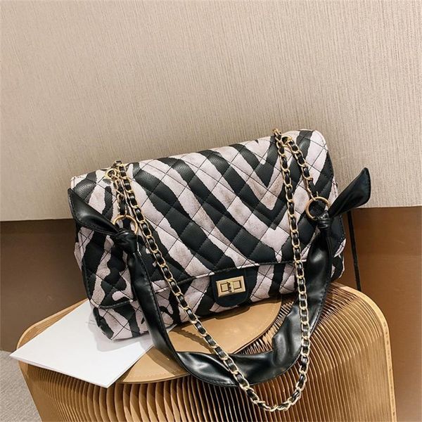 evening bags european and american large-capacity retro fashion commuter hand-picked shoulder handbag
evening bags european and american large-capacity retro fashion commuter hand-picked shoulder handbag