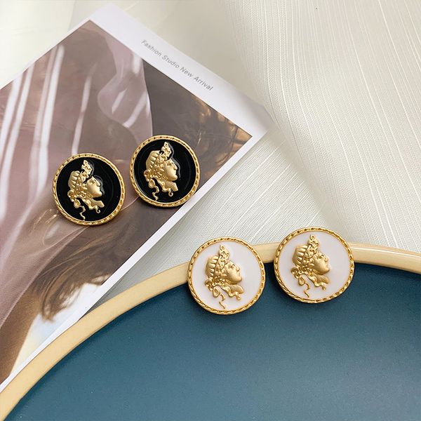 french personality portrait 2021 new fashion dumb gold advanced feeling 925 silver needle earrings female
french personality portrait 2021 new fashion dumb gold advanced feeling 925 silver needle earrings female
