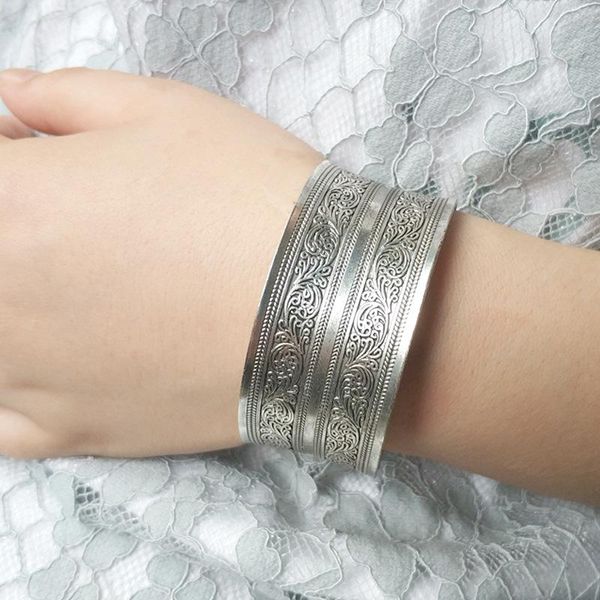 1pcs tribal retro silver bronze pulseira carving flower wide chain c shape bangle cuff opened vintage tibetan punk style, Black
1pcs tribal retro silver bronze pulseira carving flower wide chain c shape bangle cuff opened vintage tibetan punk style, Black