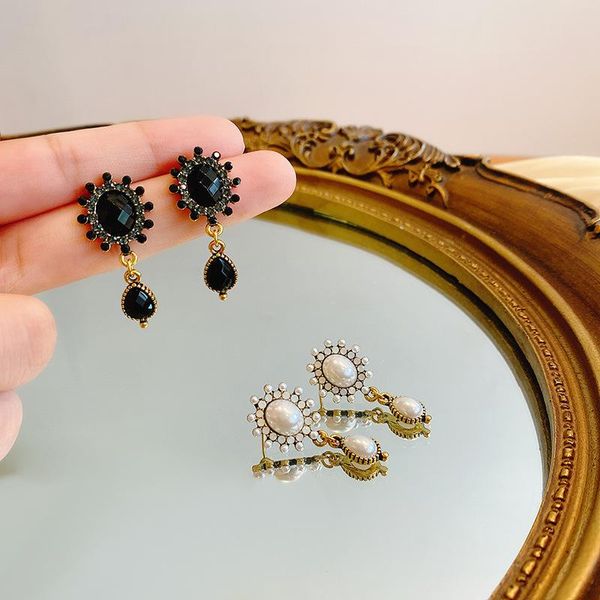 fashion high sense water diamond pearl earrings pendant women retro temperament light luxury web celebrity stud, Golden;silver
fashion high sense water diamond pearl earrings pendant women retro temperament light luxury web celebrity stud, Golden;silver