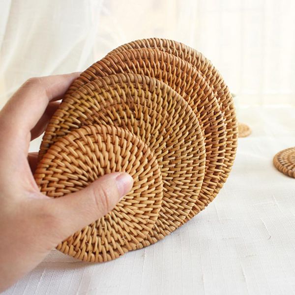 mats pads 1pc round natural rattan coasters bowl pad handgjorda isolering placemats table padding cup kök dekorativ
mats pads 1pc round natural rattan coasters bowl pad handgjorda isolering placemats table padding cup kök dekorativ