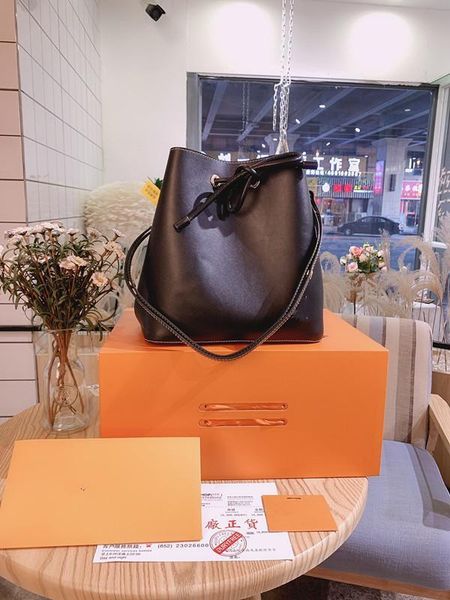 original 2021 women casual bag designer 100% leather drawstring bucket handbag light and simple shoulders shoulder bags jewelry box ladies
original 2021 women casual bag designer 100% leather drawstring bucket handbag light and simple shoulders shoulder bags jewelry box ladies