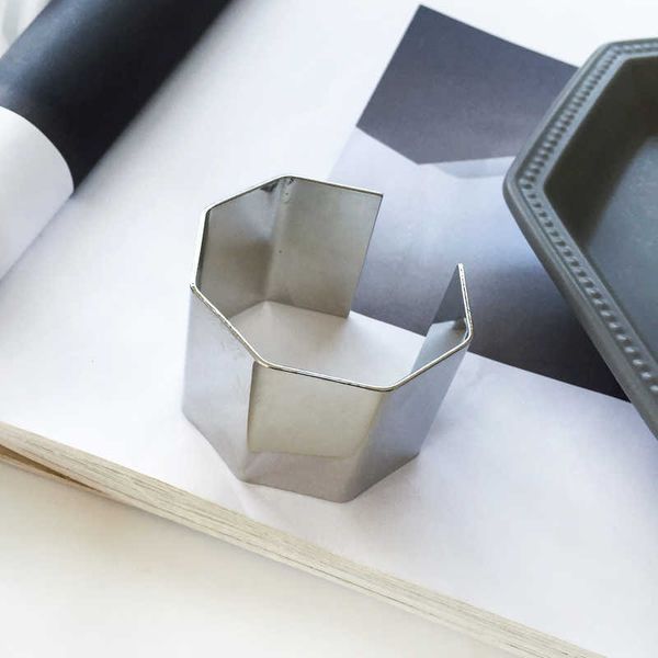 generous metallic 6 faceted smooth surface cuff bracelet for woman jewelry q0719, Black
generous metallic 6 faceted smooth surface cuff bracelet for woman jewelry q0719, Black