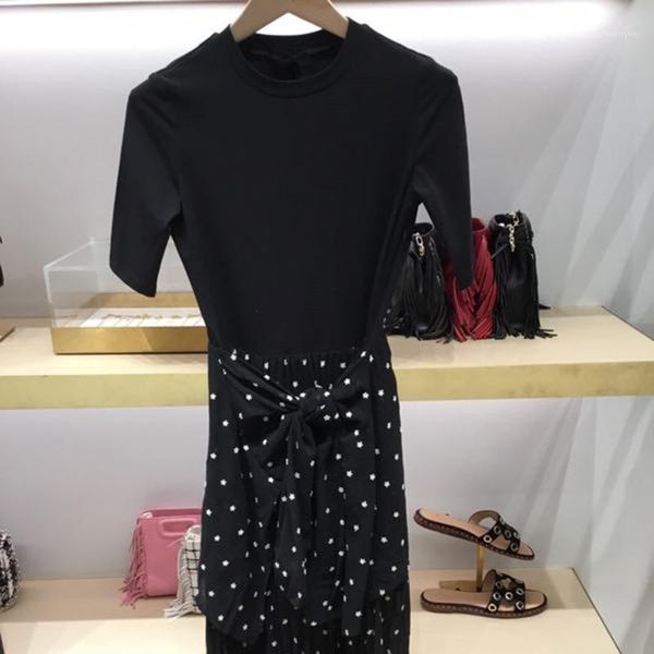 method of single stitching round collar embroidery 2021 autumn winters is irregular pleated dress, Black;gray
method of single stitching round collar embroidery 2021 autumn winters is irregular pleated dress, Black;gray