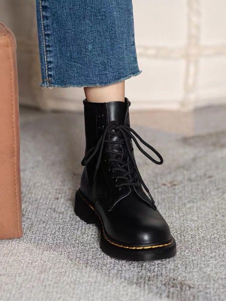 boots temperament black cross straps flat-bottomed student wild lady spring and autumn short single boots.
boots temperament black cross straps flat-bottomed student wild lady spring and autumn short single boots.