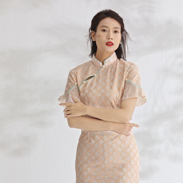 luxury cheongsam improved cheongsam summer 2021 lace daily embroidery young girl temperament drs, Blue;red
luxury cheongsam improved cheongsam summer 2021 lace daily embroidery young girl temperament drs, Blue;red