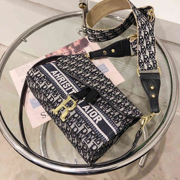 designer new large capacity black single shoulder underarm stick bag, versatile, fashionable flip slant cross portable women's bag hand
designer new large capacity black single shoulder underarm stick bag, versatile, fashionable flip slant cross portable women's bag hand