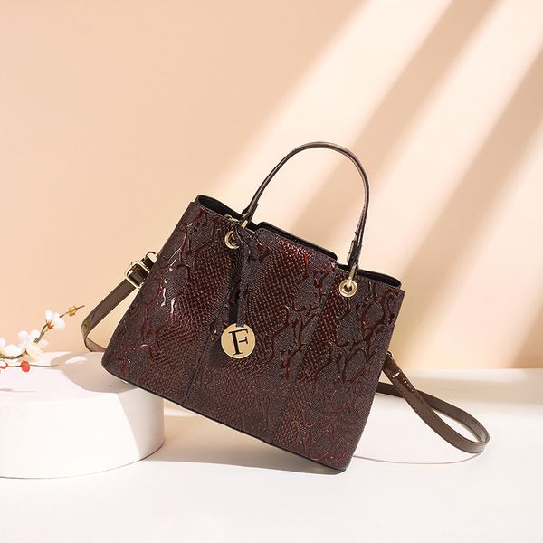 2021 new women's texture trend fashion large capacity hand diagonal straddle shoulder bag
2021 new women's texture trend fashion large capacity hand diagonal straddle shoulder bag