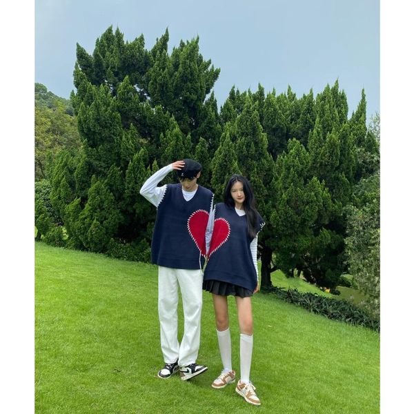 men's vests 2021 korean style sleeveless sweater vest casual trend loose all-match couple models, Black;white
men's vests 2021 korean style sleeveless sweater vest casual trend loose all-match couple models, Black;white