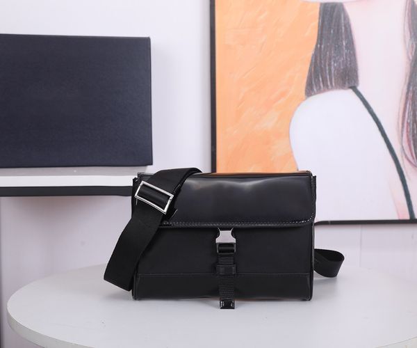 men clasic shoulder crossbodys bags handbags fashion simplicity postman bag big capacity crossbody sacoches metal decorate casual all-match
men clasic shoulder crossbodys bags handbags fashion simplicity postman bag big capacity crossbody sacoches metal decorate casual all-match