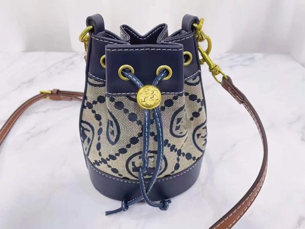 2021 new t bucket old flower medieval commuter women's printed single shoulder diagonal bag embroidered denim
2021 new t bucket old flower medieval commuter women's printed single shoulder diagonal bag embroidered denim