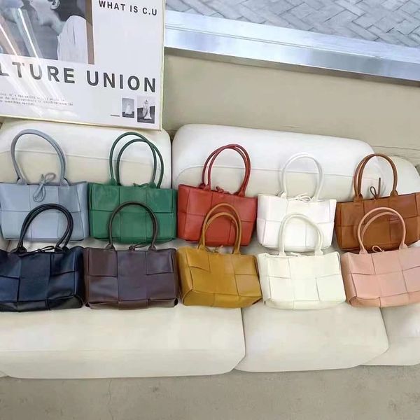 luxury handbags and storage 2021 new fashion square lattice woven shopping tote large capacity b family v women's portab
luxury handbags and storage 2021 new fashion square lattice woven shopping tote large capacity b family v women's portab
