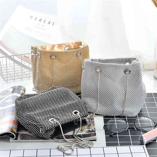 new water drill chain diamond inlaid banquet bucket make-up bag, one shoulder straddle women's bag
new water drill chain diamond inlaid banquet bucket make-up bag, one shoulder straddle women's bag