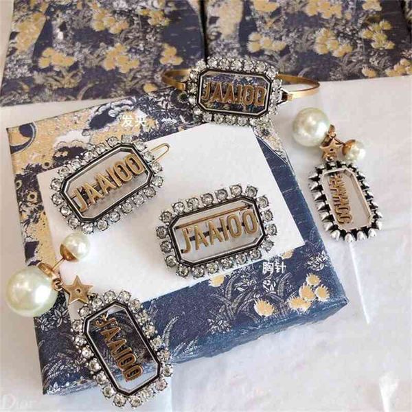 70% off outlet online 2021 new pearl full diamond earrings women's classic letter square geometry suit, Golden
70% off outlet online 2021 new pearl full diamond earrings women's classic letter square geometry suit, Golden