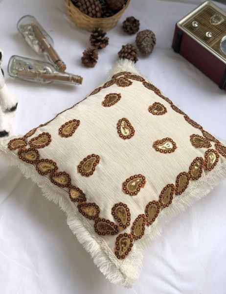 pillow case hand made sequins and tassel detail decorate
pillow case hand made sequins and tassel detail decorate