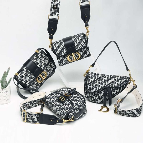 2021 embroidery small square bag, versatile fashion trend women's wide shoulder belt canvas one shoulder msenger bag
2021 embroidery small square bag, versatile fashion trend women's wide shoulder belt canvas one shoulder msenger bag