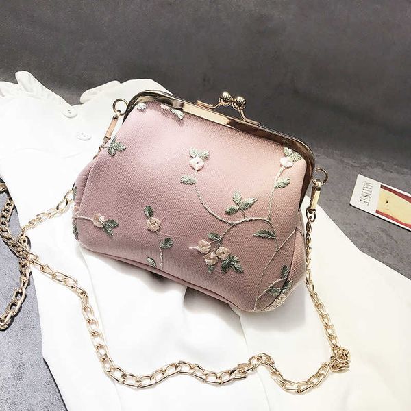 sweet old lady flower embroidery lock hand dinner one shoulder slant acros's bag
sweet old lady flower embroidery lock hand dinner one shoulder slant acros's bag