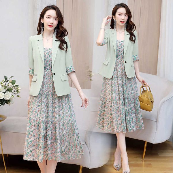 2021 early long sleeve suspender floral dr's two piece suit spring summer, Black;gray
2021 early long sleeve suspender floral dr's two piece suit spring summer, Black;gray
