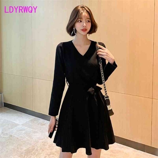korean autumn and winter v-neck long sleeve lace up bottom knitted dress women's ruffle office lady 210416, Black;gray
korean autumn and winter v-neck long sleeve lace up bottom knitted dress women's ruffle office lady 210416, Black;gray