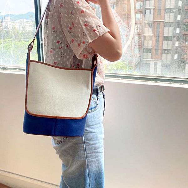 design hand women's 2021 new fashion simple leather niche design magnetic buckle one shoulder portable bucket women's bag, Red;black
design hand women's 2021 new fashion simple leather niche design magnetic buckle one shoulder portable bucket women's bag, Red;black