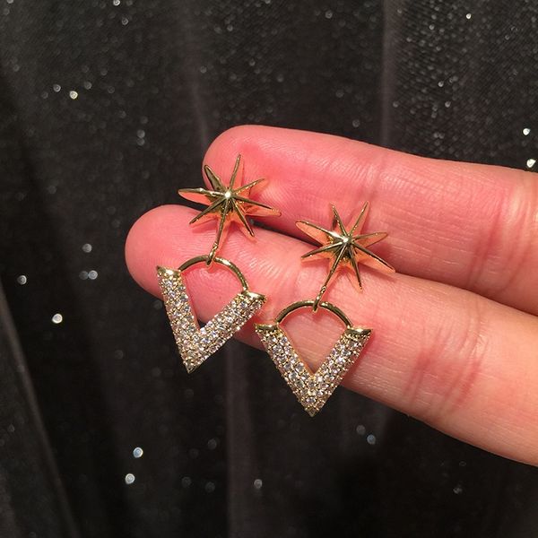 zircon diamond letter v pendant earrings new fashion luxury designer lovely star stud earrings for woman girls s925 silver post, Golden;silver
zircon diamond letter v pendant earrings new fashion luxury designer lovely star stud earrings for woman girls s925 silver post, Golden;silver