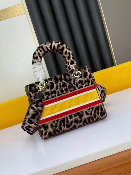 fashion luxury designer princess shoulder bags diana women's bag m8002 embroidery and hollowed out chain wide sho ulder size 24cmx20 *
fashion luxury designer princess shoulder bags diana women's bag m8002 embroidery and hollowed out chain wide sho ulder size 24cmx20 *