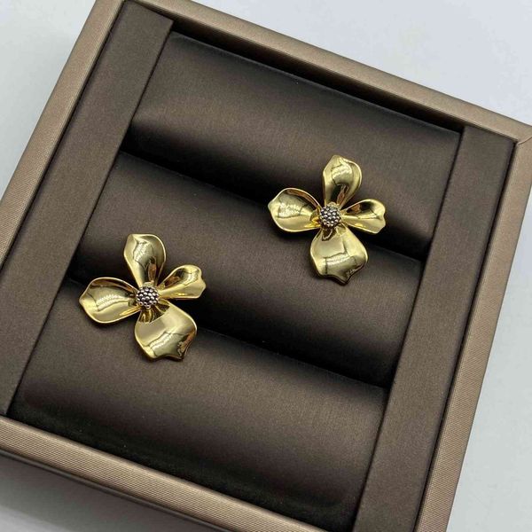 special offer 2021 luxury designer jewelry / new florets french heavy metal simple atmosphere fashion earrings, Silver
special offer 2021 luxury designer jewelry / new florets french heavy metal simple atmosphere fashion earrings, Silver