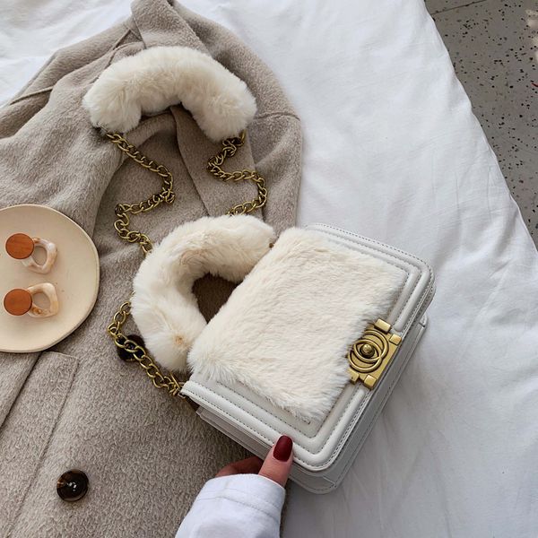 2021 new fashion plush shoulder bag women handle fur cute hasp elegant luxury brand designer casual trend chains felt bag
2021 new fashion plush shoulder bag women handle fur cute hasp elegant luxury brand designer casual trend chains felt bag