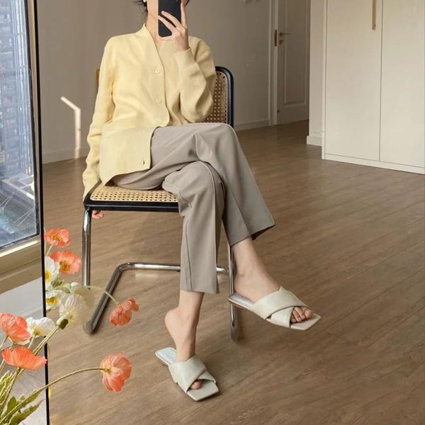 slippers vallu 2021 square head female summer wear flat bottom fashion cross sandals outdoor beach, Black
slippers vallu 2021 square head female summer wear flat bottom fashion cross sandals outdoor beach, Black