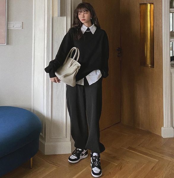 spring and autumn leisure sports minimalist plain round neck black white gray sweater pants suit women's tracksuits
spring and autumn leisure sports minimalist plain round neck black white gray sweater pants suit women's tracksuits