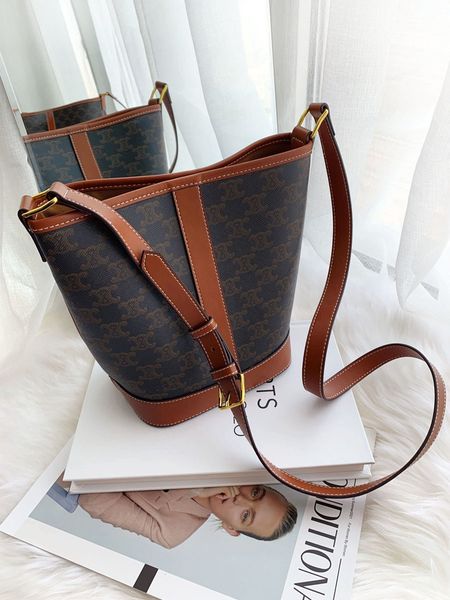 wholesale leather shoulder single women's triumphal high-grade feeling bag with foreign air texture straddling triumphal arch old flowe
wholesale leather shoulder single women's triumphal high-grade feeling bag with foreign air texture straddling triumphal arch old flowe