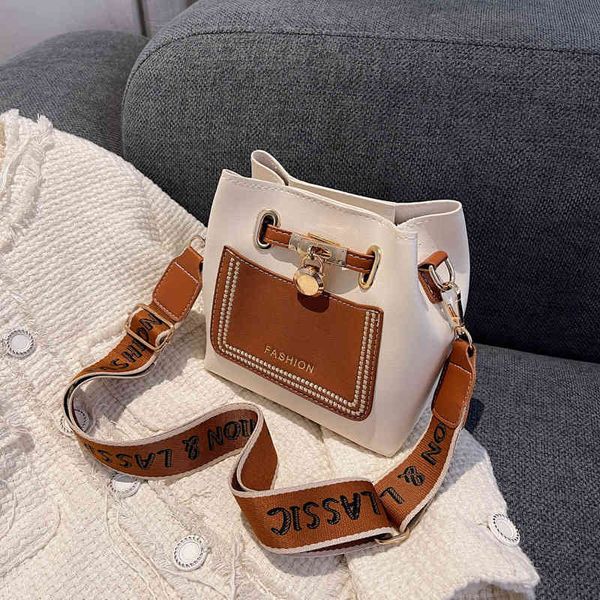 factory direct sale 75% off splicing korean single shoulder messenger women's autumn 2021 new letter printing popular foreign style stu
factory direct sale 75% off splicing korean single shoulder messenger women's autumn 2021 new letter printing popular foreign style stu