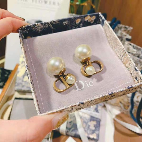 pearl dijia family luxury 2021 d earrings / fashion cd designer simple jewelry wind women's brass anti allergy, Red;brown
pearl dijia family luxury 2021 d earrings / fashion cd designer simple jewelry wind women's brass anti allergy, Red;brown