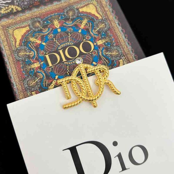 70% off family new letter brooch female brass exquisite minority pin suit coat accessories, Gray
70% off family new letter brooch female brass exquisite minority pin suit coat accessories, Gray