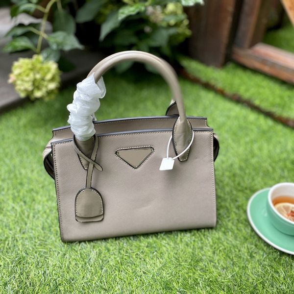 designer handbag luxury shoulder bag high-quality genuine leather classic tote bags fashion brand four colors men and women alike luxurious
designer handbag luxury shoulder bag high-quality genuine leather classic tote bags fashion brand four colors men and women alike luxurious