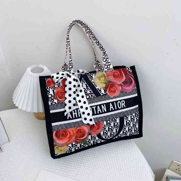 printed canvas large capacity women's portable shopping student school leisure make-up bag 
printed canvas large capacity women's portable shopping student school leisure make-up bag