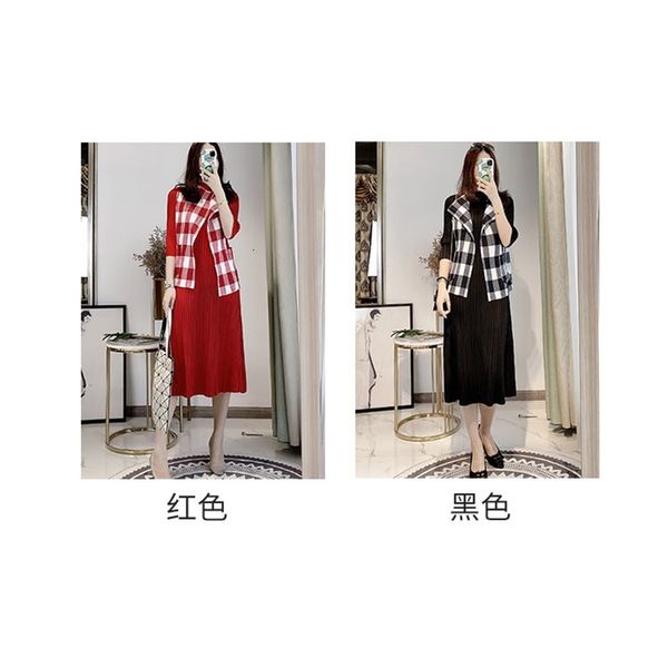 dress miyake fold sleeveless turndown collar lattice coat + three quarter o-neck two-piece set, Black;gray
dress miyake fold sleeveless turndown collar lattice coat + three quarter o-neck two-piece set, Black;gray