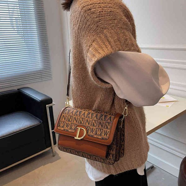 2022 factory wholesale small women's autumn new single shoulder messenger letter old flower net red fashion simple handbag
2022 factory wholesale small women's autumn new single shoulder messenger letter old flower net red fashion simple handbag