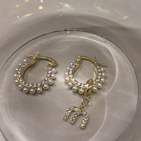 925 silver needle inlaid diamond asymmetric letter earrings
925 silver needle inlaid diamond asymmetric letter earrings