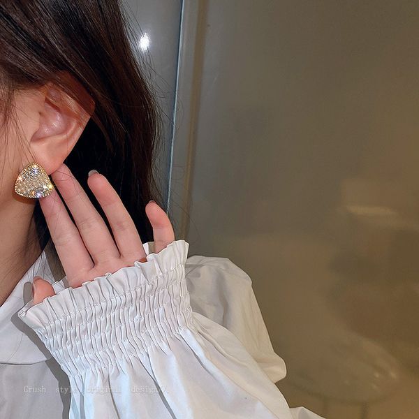 925 silver needle inlaid diamond pearl geometric triangle net red fashion temperament national style simple earrings
925 silver needle inlaid diamond pearl geometric triangle net red fashion temperament national style simple earrings