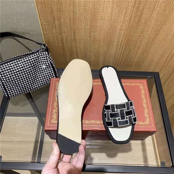 2021 fashion show same sandals ladies luxury quality slippers multiple colors high-end casual versatile personalized design style early, Black
2021 fashion show same sandals ladies luxury quality slippers multiple colors high-end casual versatile personalized design style early, Black