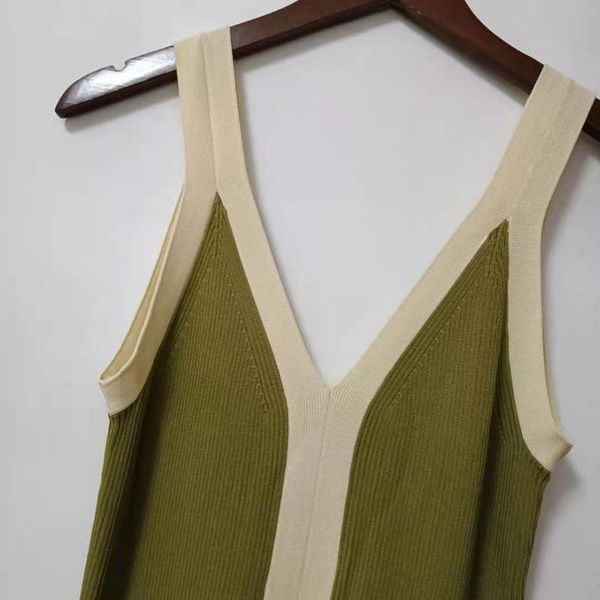 two piece dress fadan s family 2021 spring and summer v-neck sleeveless green color matching slim suspender knitted long skirt, White
two piece dress fadan s family 2021 spring and summer v-neck sleeveless green color matching slim suspender knitted long skirt, White