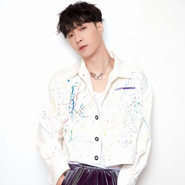 zhang yixing hip-hop dance same clothes white paint graffiti short cowboy jacket men's and women's autumn fashion brand oe14, Black 
zhang yixing hip-hop dance same clothes white paint graffiti short cowboy jacket men's and women's autumn fashion brand oe14, Black