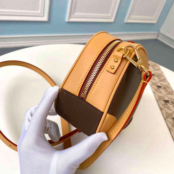 10a fashion 2021 the new series 45528 shoulder bag exquisite arrangement of woven canvas edge with old leather revealing the retro charm1th
10a fashion 2021 the new series 45528 shoulder bag exquisite arrangement of woven canvas edge with old leather revealing the retro charm1th