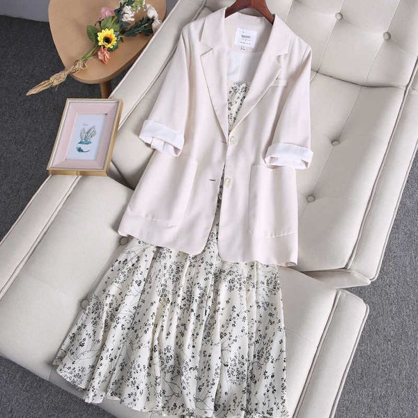 2021 large summer french gentle temperament suspender drs two piece suit floral skirt, Black;gray
2021 large summer french gentle temperament suspender drs two piece suit floral skirt, Black;gray