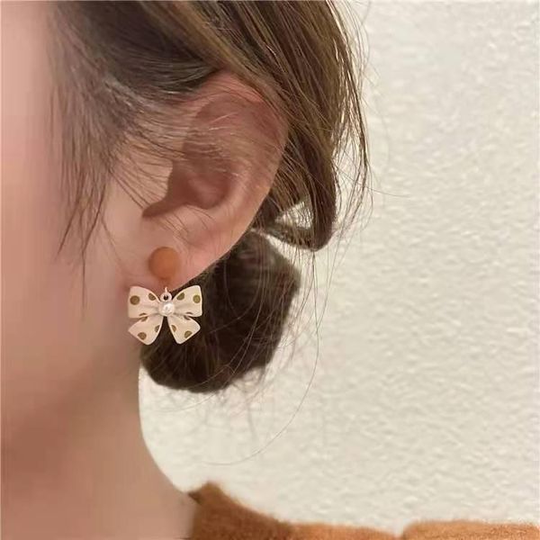 stud retro autumn and winter bow earrings fashion niche design female geometric pendant trend, Golden;silver
stud retro autumn and winter bow earrings fashion niche design female geometric pendant trend, Golden;silver