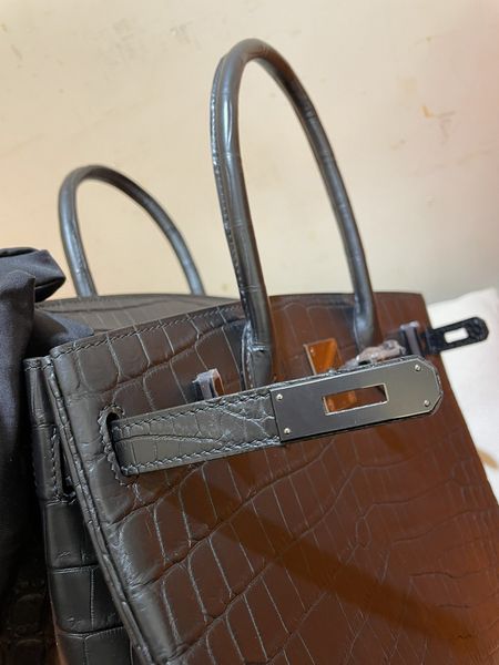 25cm totes matte crocodile handbag designers purse fully handmade luxury bag black hardware wax line stitching contact for details
25cm totes matte crocodile handbag designers purse fully handmade luxury bag black hardware wax line stitching contact for details