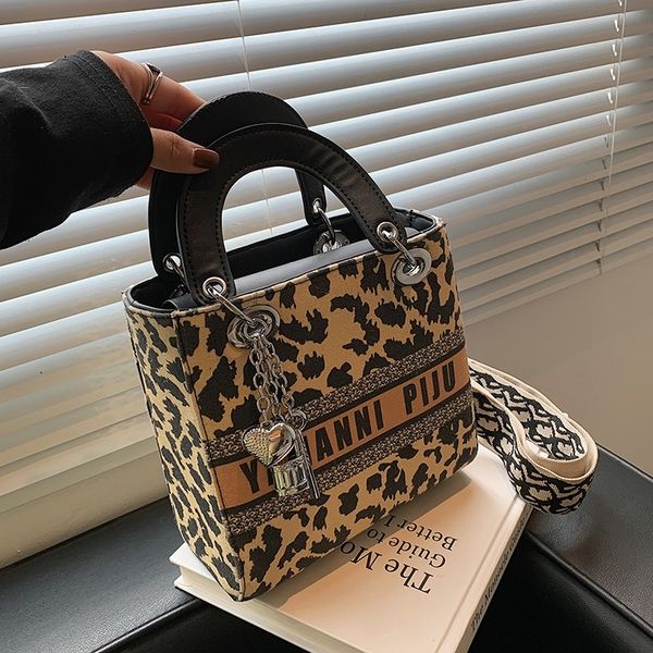 fashion handbags autumn and winter bag texture small handbag new korean ins single shoulder messenger women's portable princess's
fashion handbags autumn and winter bag texture small handbag new korean ins single shoulder messenger women's portable princess's