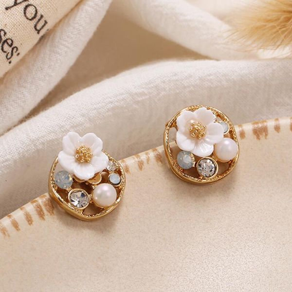 korean fashion jewelry exquisite copper inlay color zircon flower leaf garland for women stud earrings, Golden;silver
korean fashion jewelry exquisite copper inlay color zircon flower leaf garland for women stud earrings, Golden;silver