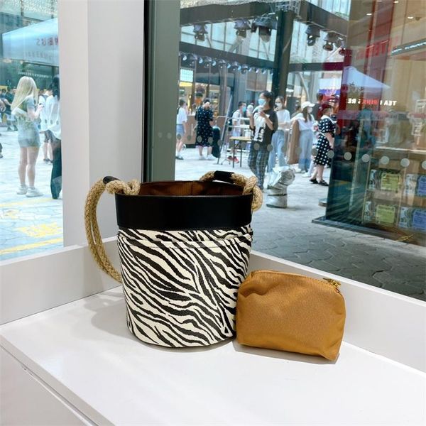 evening bags luxury design striped printing bucket bag simple fashion shoulder trend large capacity ladies handbag rope handle totes
evening bags luxury design striped printing bucket bag simple fashion shoulder trend large capacity ladies handbag rope handle totes